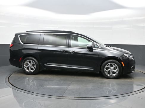Used 2022 Chrysler Pacifica Limited FWD image 10