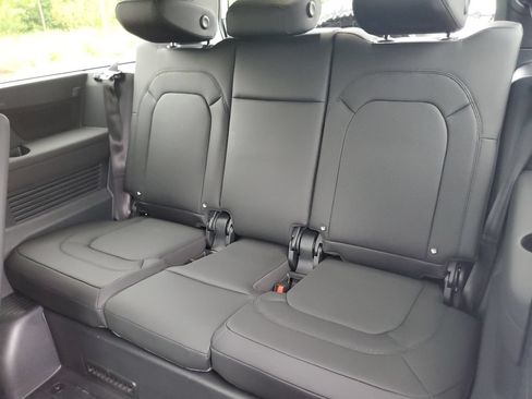 Used 2026 Land Rover Defender 130 X-Dynamic SE AWD/4WD image 32