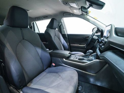 Used 2020 Toyota Highlander LE FWD image 14