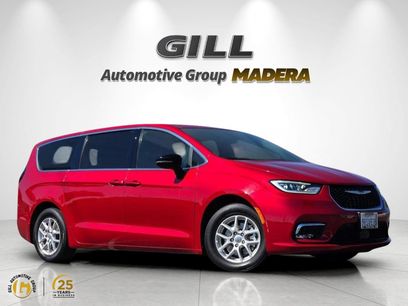 Used 2025 Chrysler Pacifica Select