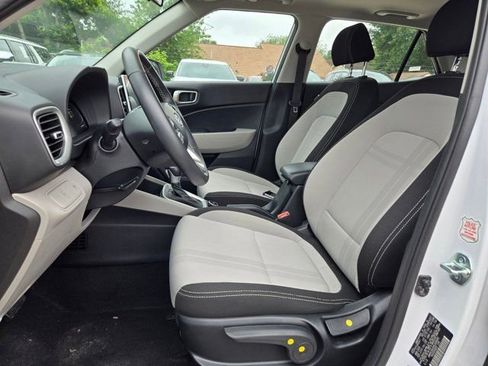 Used 2025 Hyundai Venue SEL FWD image 23