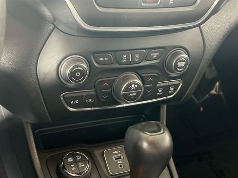Used 2022 Jeep Cherokee Trailhawk w/ Premium Leather Package AWD/4WD image 14