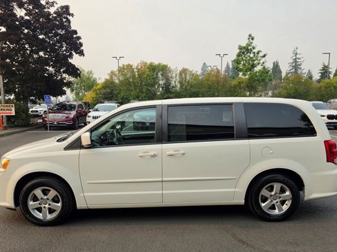 Used 2011 Dodge Grand Caravan Mainstreet w/ PWR Convenience Group FWD image 2