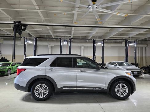 Used 2021 Ford Explorer XLT image 8