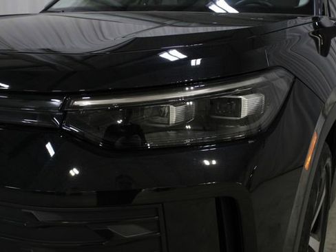 Used 2025 Volkswagen Tiguan SE FWD image 31