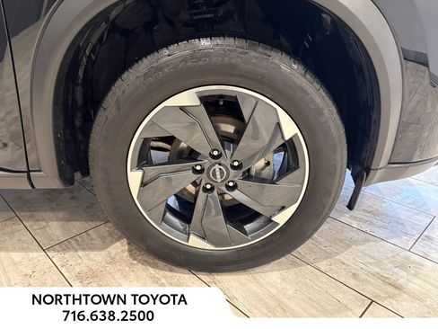 Used 2024 Nissan Rogue SV image 33