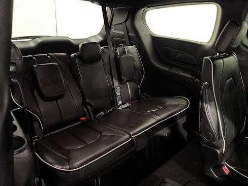 Used 2026 Chrysler Pacifica Limited FWD image 25