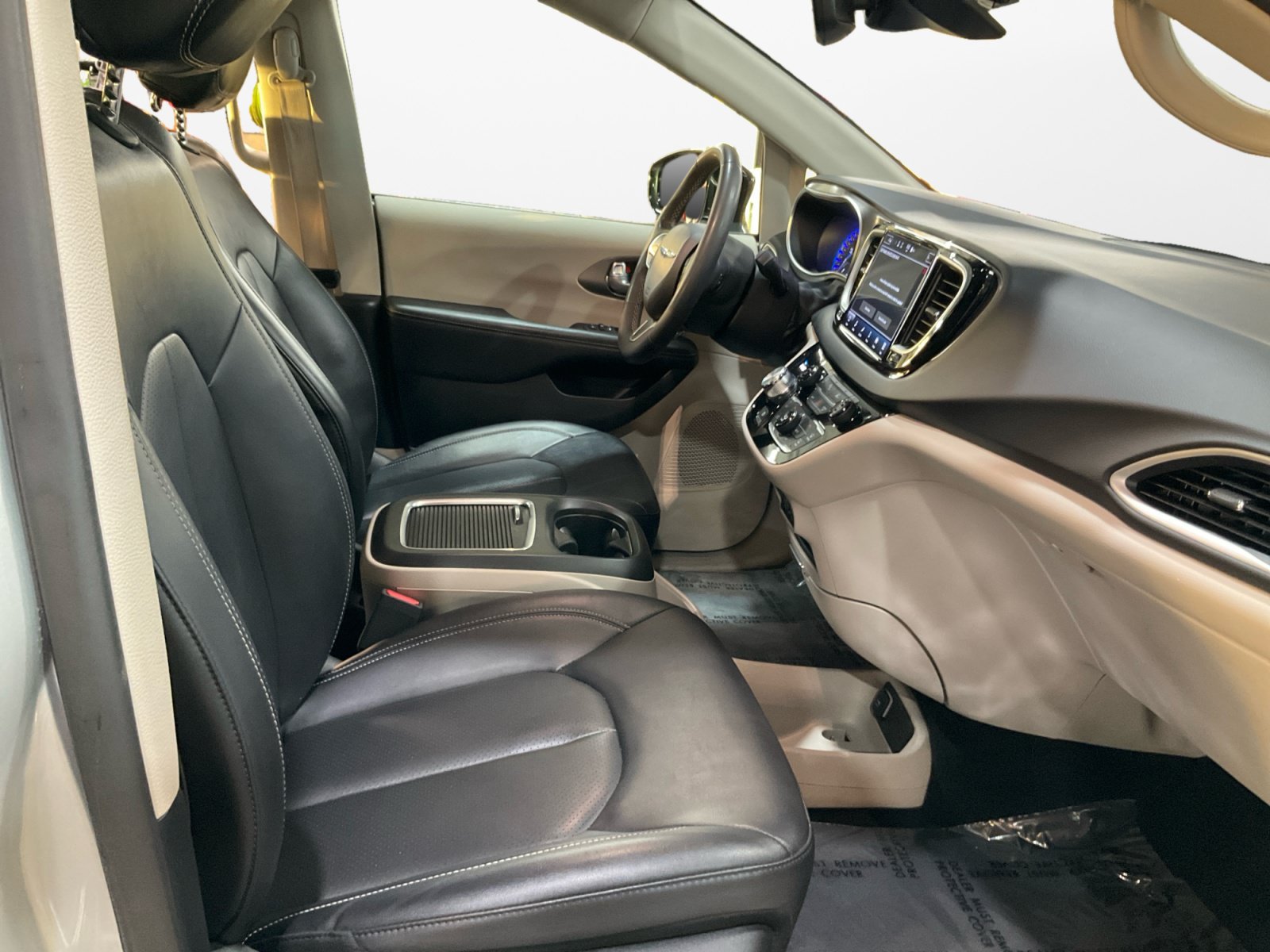 Used 2024 Chrysler Pacifica Touring-L FWD image 17