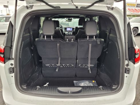 New 2026 Chrysler Pacifica Limited w/ Uconnect Theater Family Group image 25