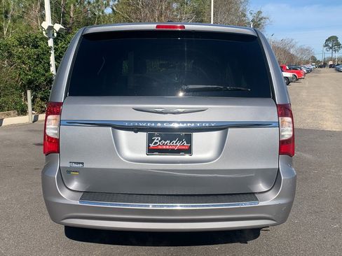 Used 2014 Chrysler Town & Country Touring image 9