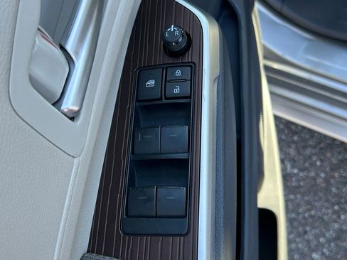 Used 2024 Toyota Sienna XLE FWD image 18