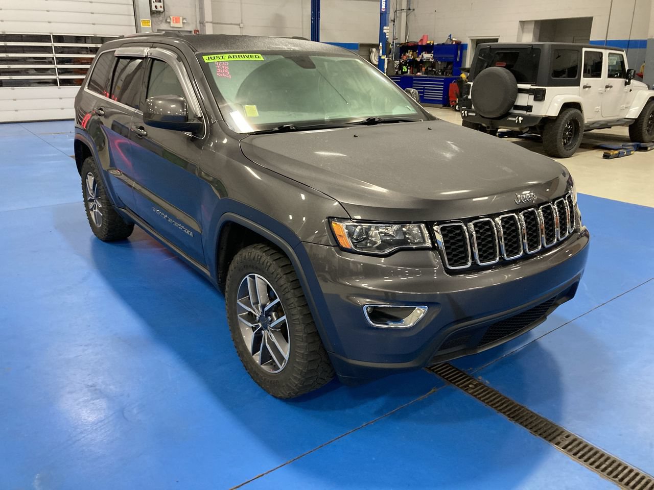 Used 2020 Jeep Grand Cherokee Laredo w/ Security & Convenience Group AWD/4WD image 1