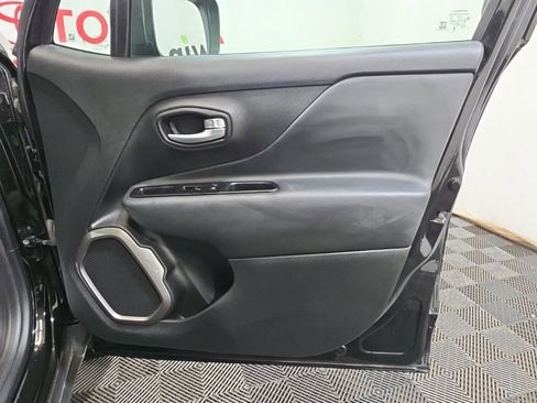 Used 2023 Jeep Renegade Latitude image 12