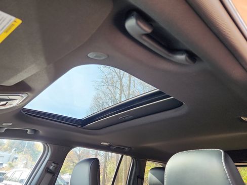 New 2025 Jeep Grand Cherokee Altitude image 10