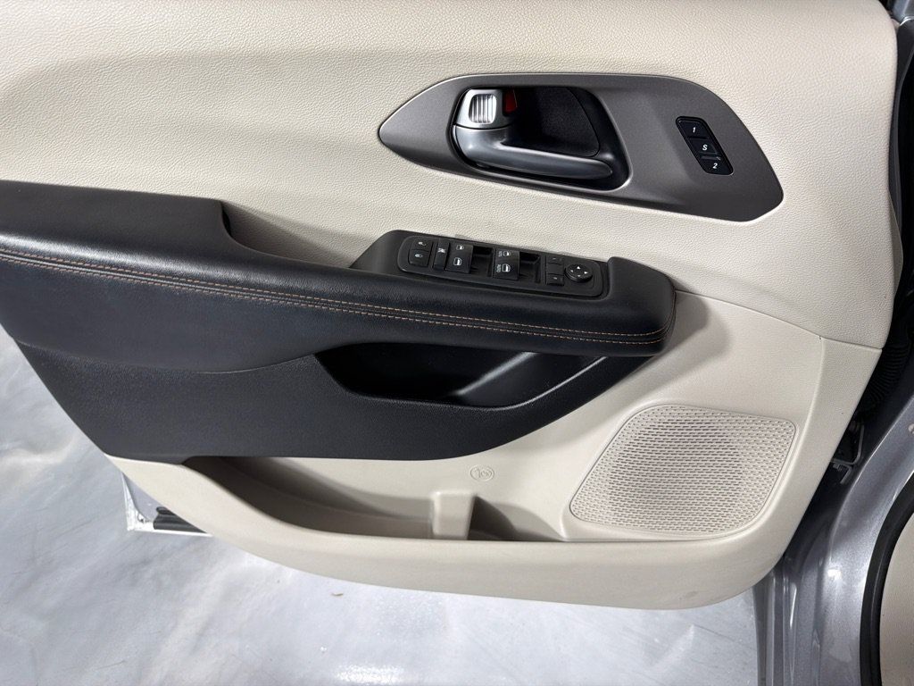 Used 2020 Chrysler Pacifica Touring-L FWD image 11