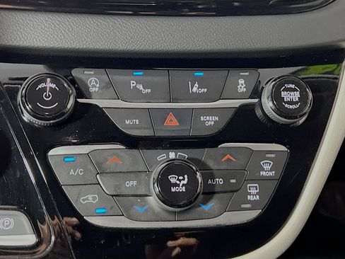 Used 2024 Chrysler Pacifica Touring-L image 26