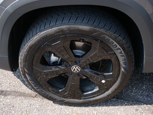 Certified 2025 Volkswagen Taos SEL AWD/4WD image 15