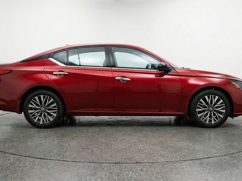 Used 2025 Nissan Altima 2.5 SV image 11