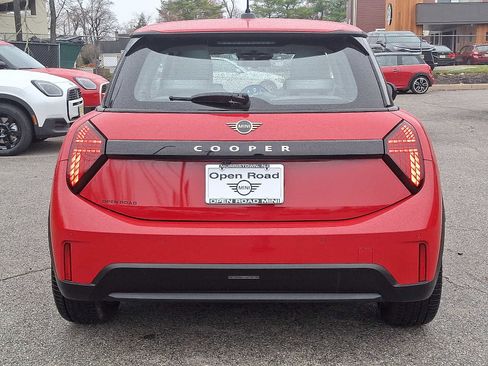 Used 2025 MINI Cooper 2-Door Hardtop image 5