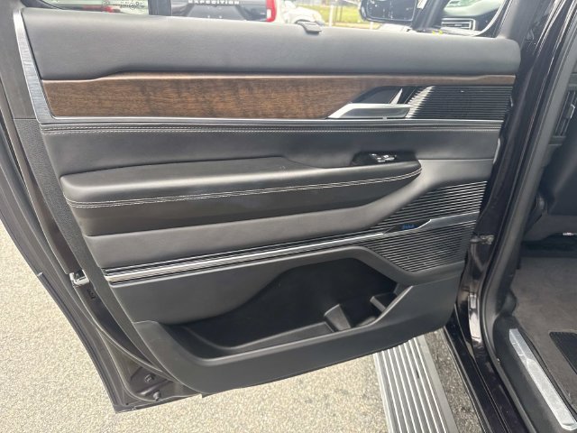 Used 2023 Jeep Grand Wagoneer L Series II AWD/4WD image 19