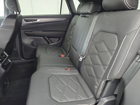 Used 2025 Volkswagen Atlas Cross Sport SE w/ Panoramic Sunroof Package FWD image 14