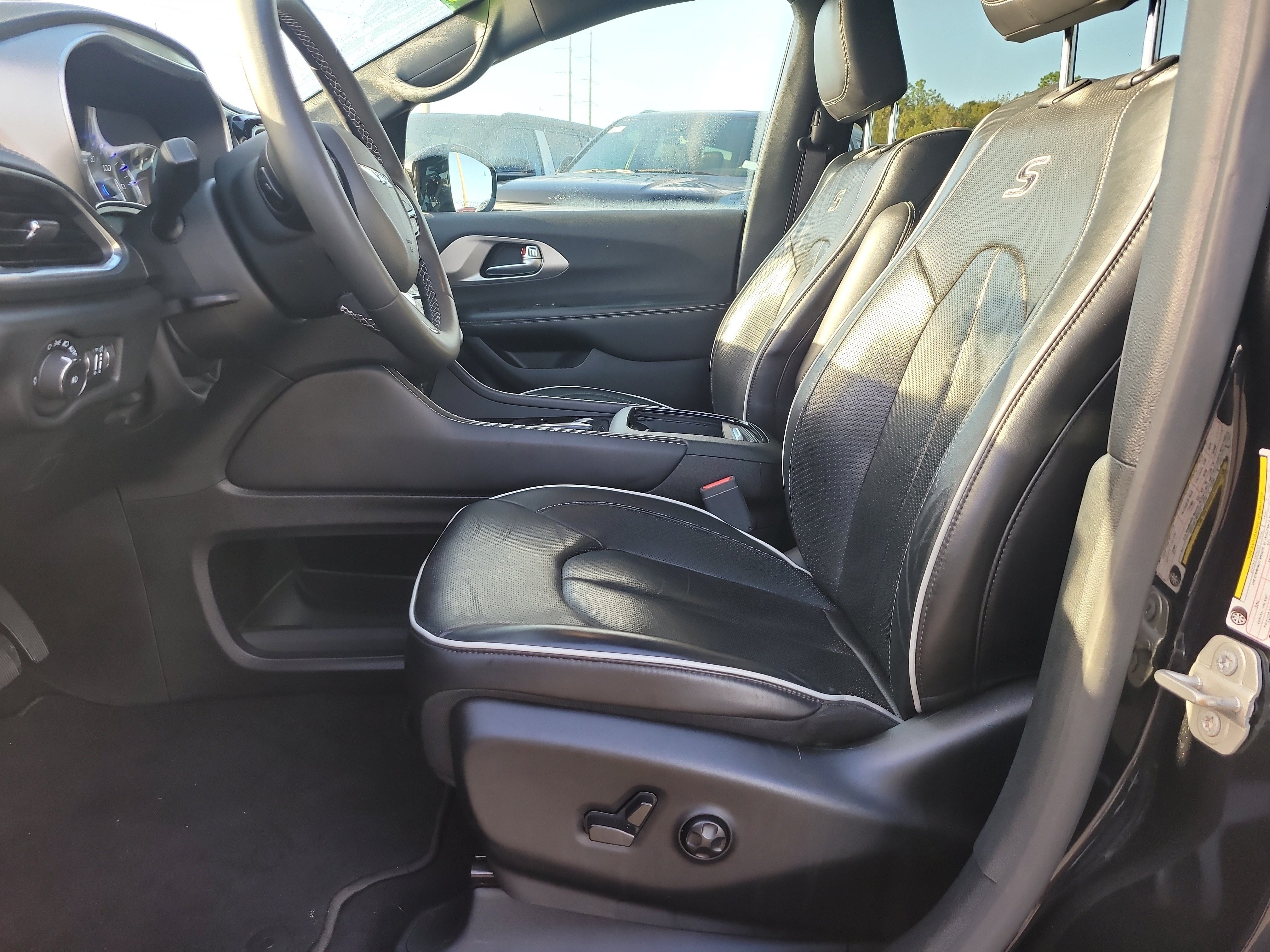 Used 2024 Chrysler Pacifica Limited w/ Uconnect Theater Family Group FWD image 16