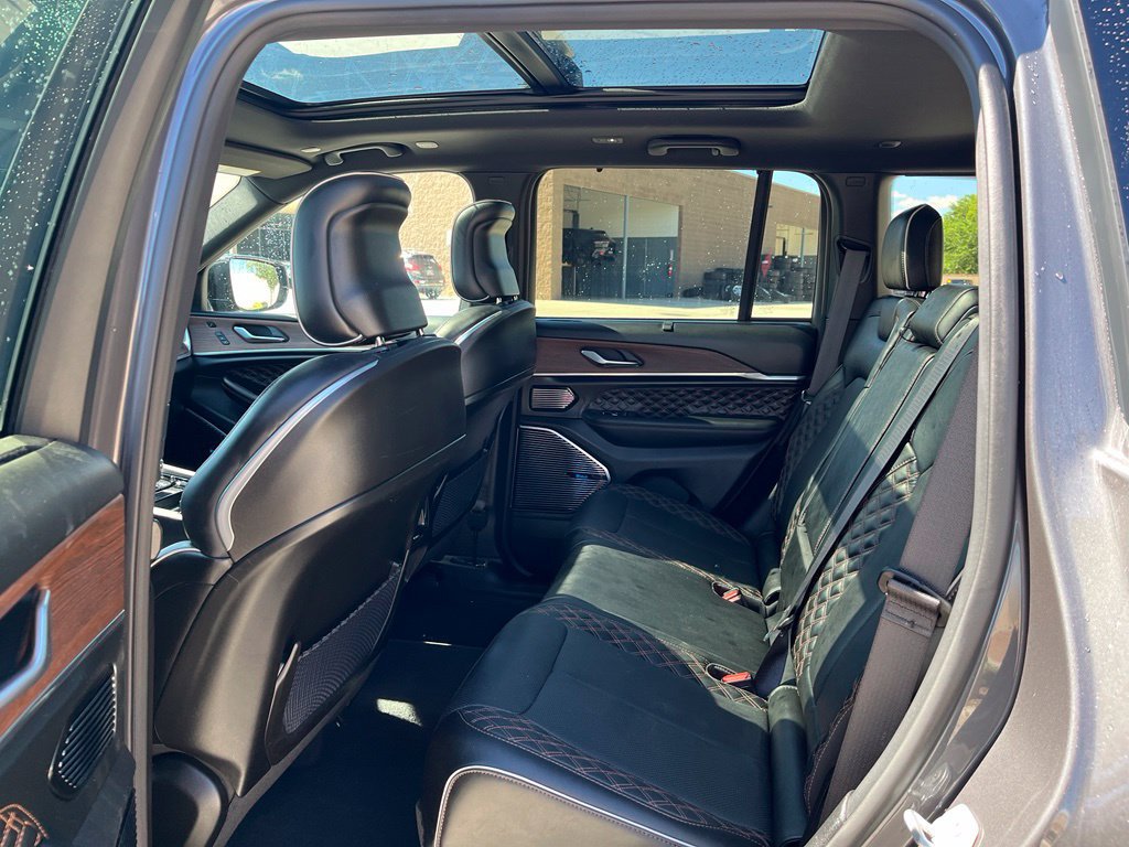 Used 2022 Jeep Grand Cherokee Summit w/ Advanced Protech Group IV AWD/4WD image 17