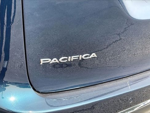 Used 2023 Chrysler Pacifica Touring-L FWD image 10