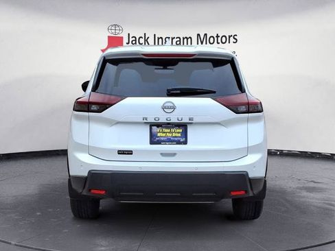 Certified 2026 Nissan Rogue SV FWD image 4