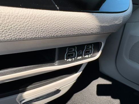 Used 2024 Chrysler Pacifica Touring-L FWD image 23