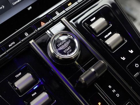 Used 2025 Aston Martin V8 Vantage Coupe image 21