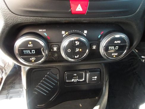 Used 2017 Jeep Renegade Altitude image 24