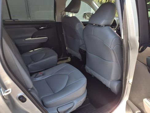 Used 2022 Toyota Highlander XLE FWD image 22