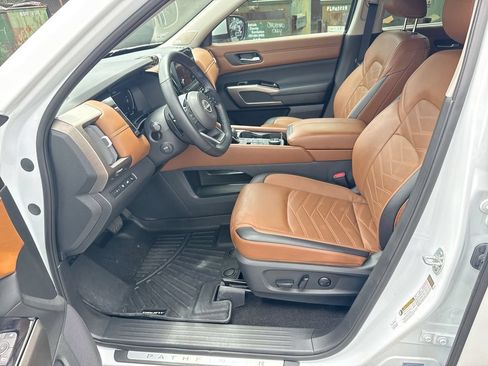 Used 2025 Nissan Pathfinder Platinum AWD/4WD image 13