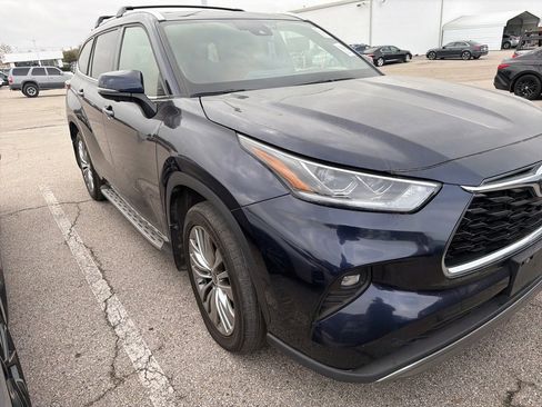 Used 2024 Toyota Highlander Platinum image 2