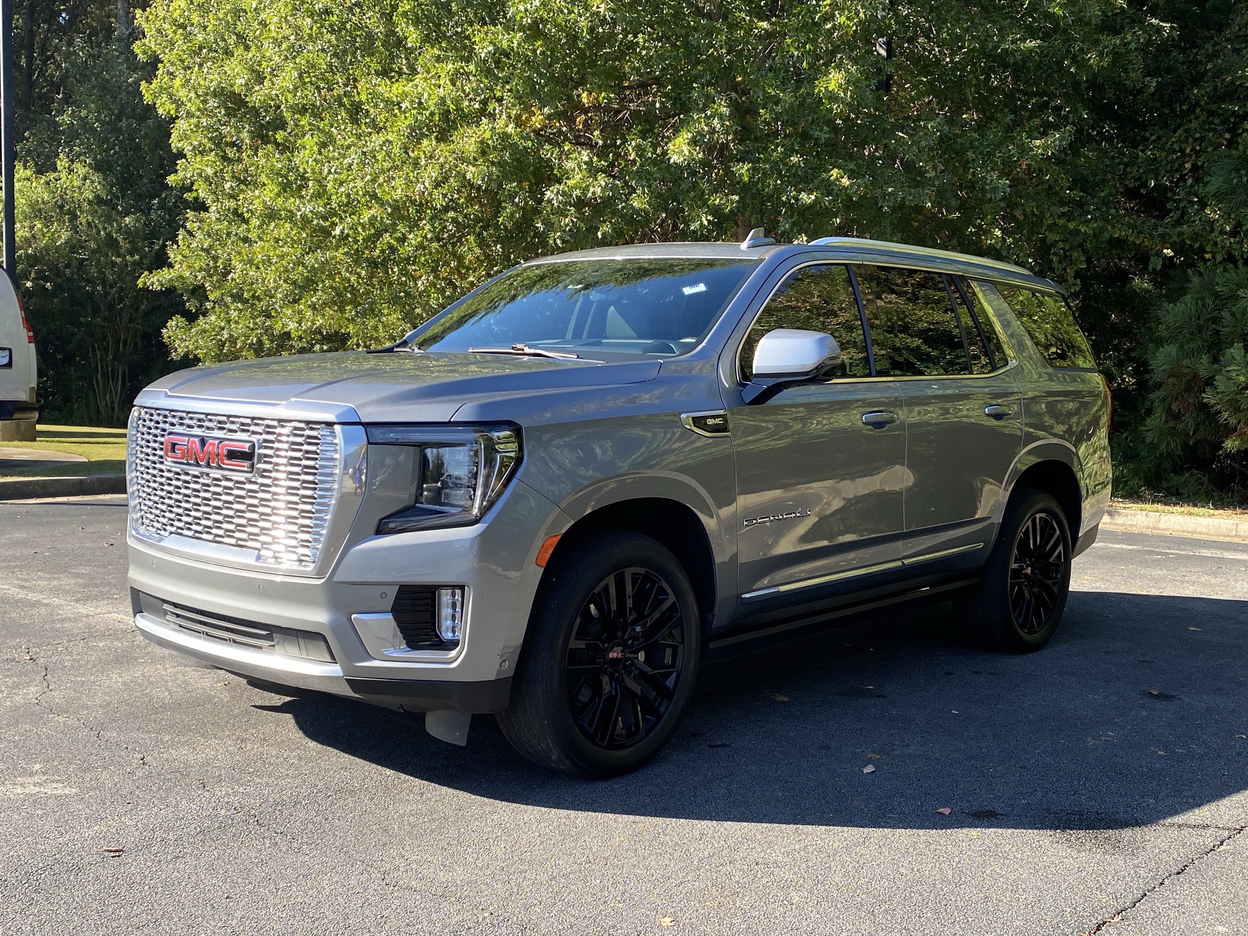 Used 2023 GMC Yukon Denali w/ Advanced Technology Package AWD/4WD image 5