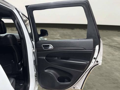 Used 2018 Jeep Grand Cherokee Altitude AWD/4WD image 19
