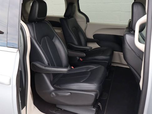 Used 2024 Chrysler Pacifica Limited FWD image 8