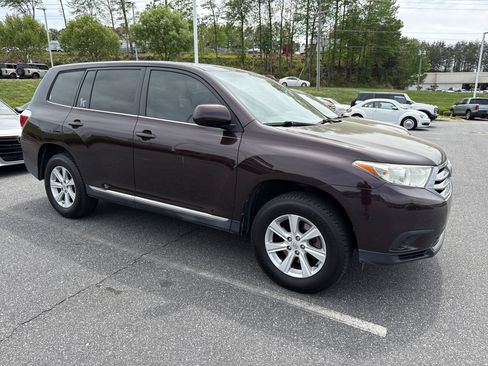 Used 2013 Toyota Highlander FWD image 1