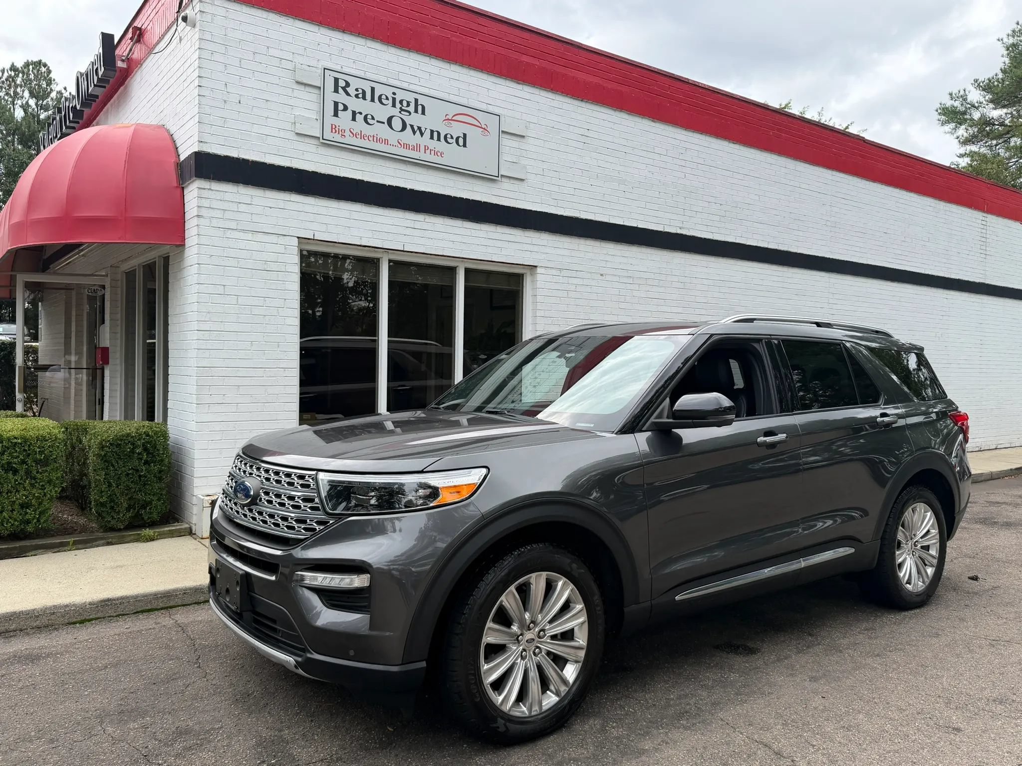 Used 2020 Ford Explorer Limited w/ Class III Trailer Tow Package AWD/4WD image 2