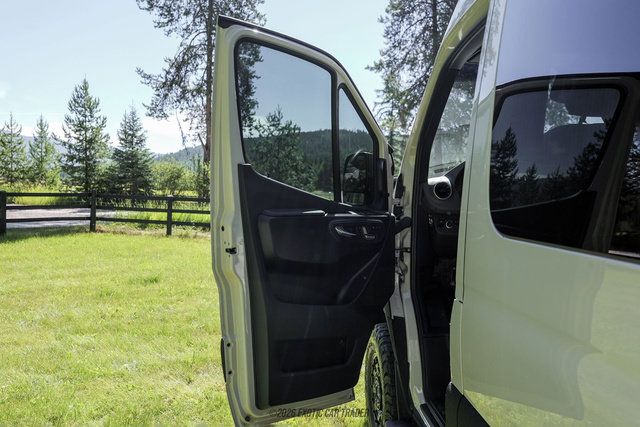 Used 2024 Mercedes-Benz Sprinter 2500 image 33
