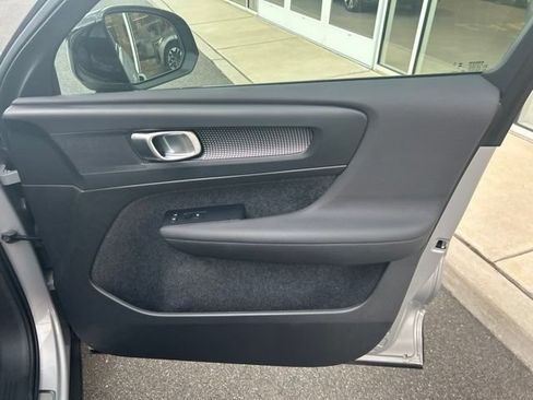 Certified 2025 Volvo XC40 B5 Plus AWD/4WD image 14