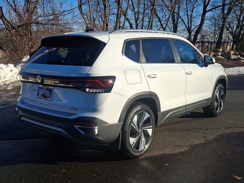 Certified 2025 Volkswagen Taos SE w/ Panoramic Sunroof Package image 11