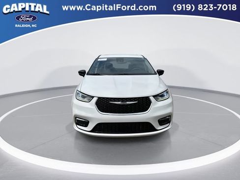 Used 2024 Chrysler Pacifica Touring-L FWD image 3