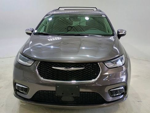 Used 2023 Chrysler Pacifica Limited FWD image 2