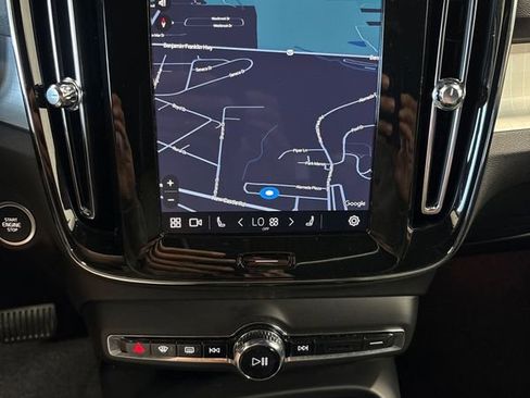 Used 2025 Volvo XC40 B5 Core image 32