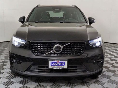 Used 2023 Volvo XC40 B5 Plus image 11