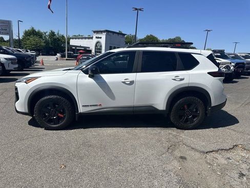 Used 2025 Nissan Rogue SV image 9