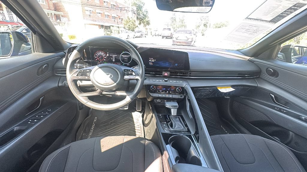 Used 2025 Hyundai Elantra SEL FWD image 29