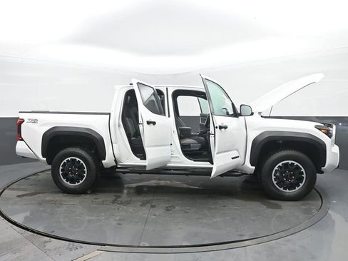 Used 2025 Toyota Tacoma TRD Off-Road AWD/4WD image 57